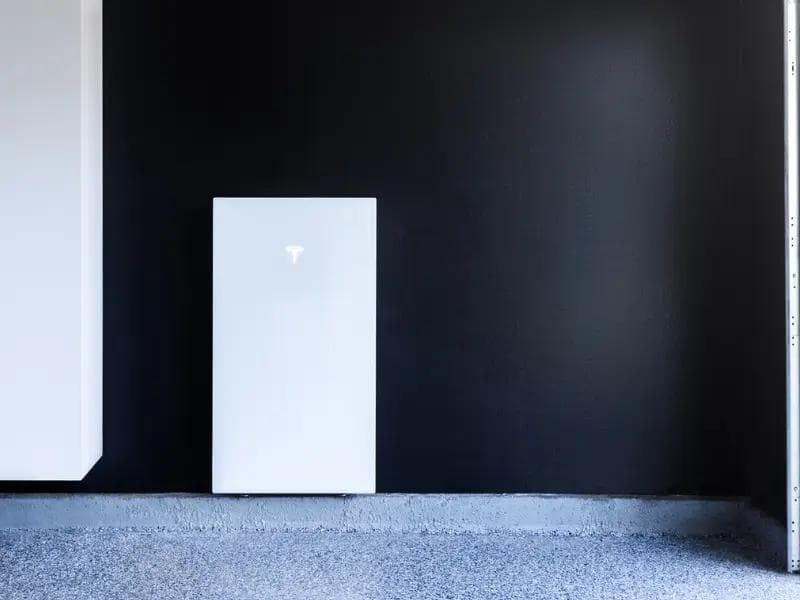 Advanced Battery Storage for 24/7 Power Supply